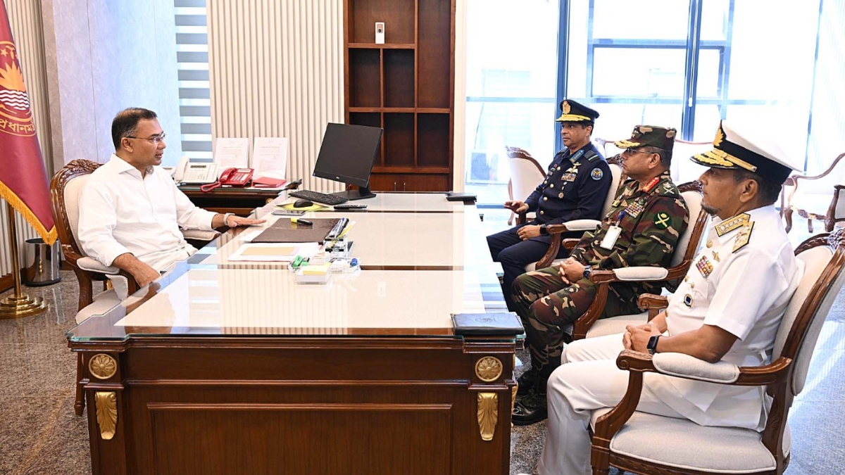 প্রধানমন্ত্রীর সঙ্গে তিন বাহিনী প্রধানের সাক্ষাৎ