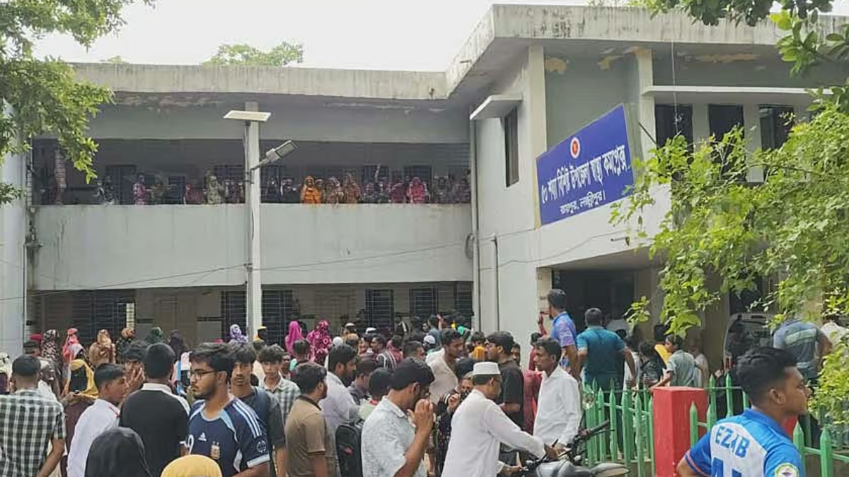 লক্ষ্মীপুরে মা-বোনসহ ঢাবি ছাত্রীকে কুপিয়ে হত্যা, জড়িত সন্দেহে তরুণ আটক