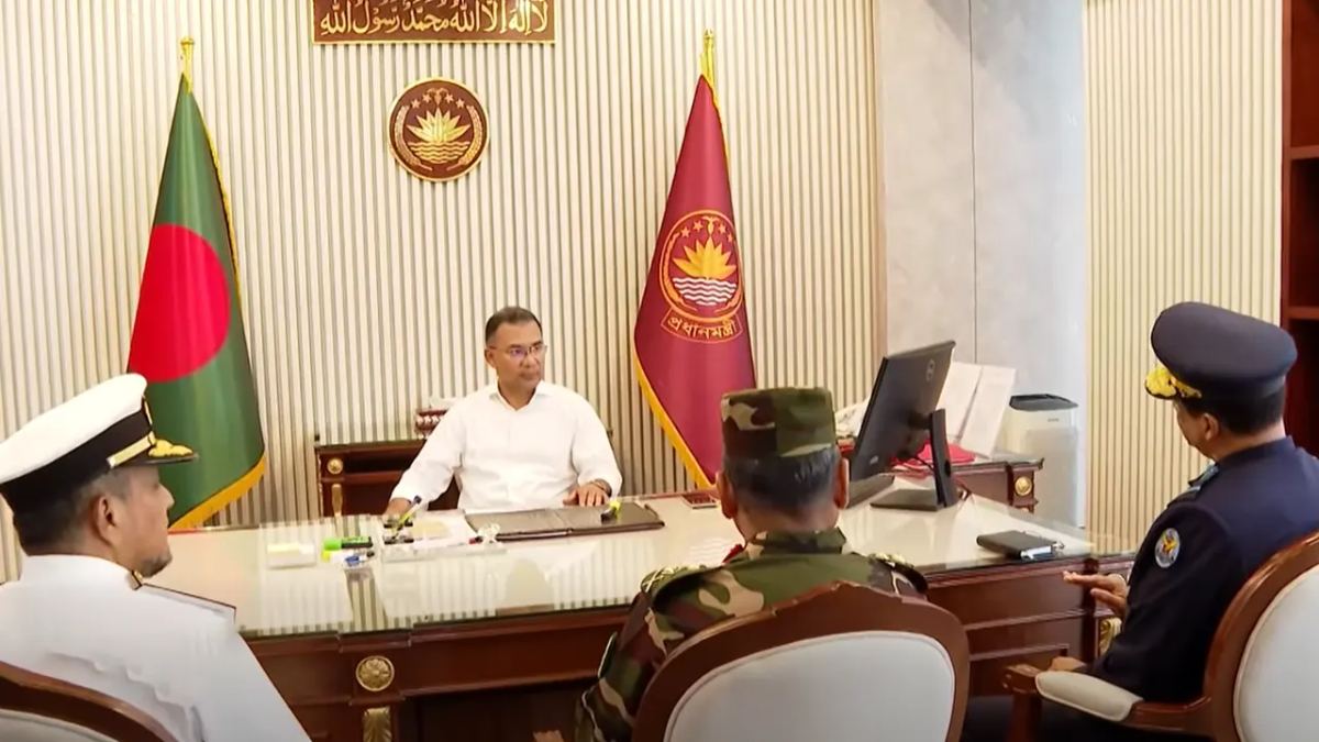 প্রধানমন্ত্রীর সঙ্গে তিন বাহিনী প্রধানের সাক্ষাৎ