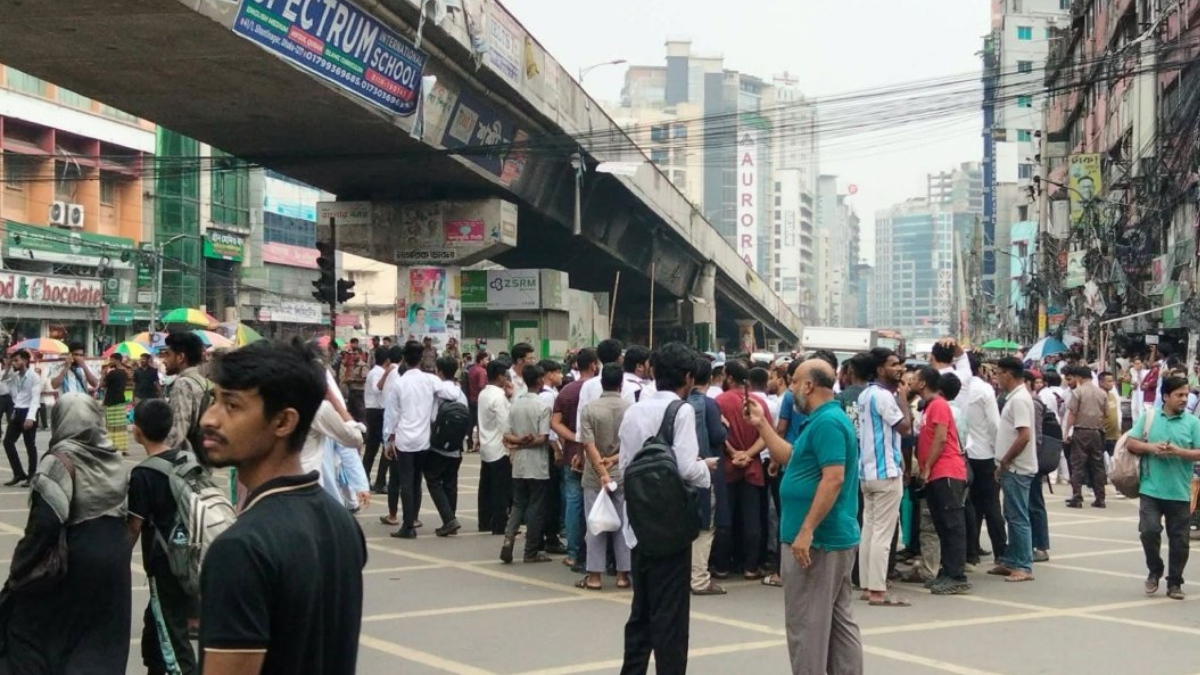 শান্তিনগরে হাবিবুল্লাহ বাহার কলেজ শিক্ষার্থীদের বিক্ষোভ, তীব্র যানজট