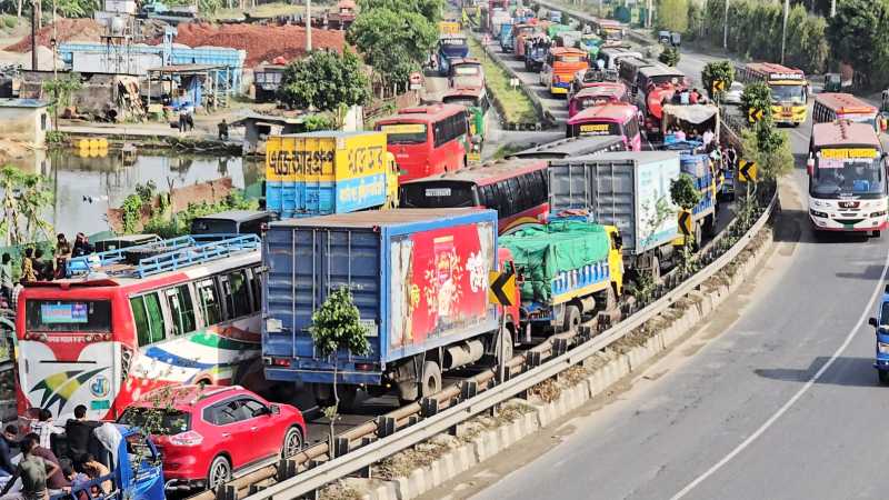 ঢাকা-টাঙ্গাইল মহাসড়কে যানজট, ভোগান্তিতে ঘরমুখো মানুষ