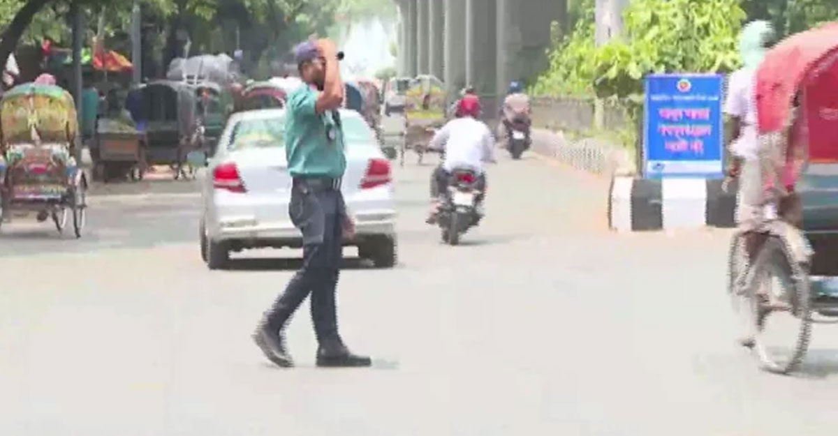 ৬ দিন পর সড়কে ফিরল ট্রাফিক পুলিশ