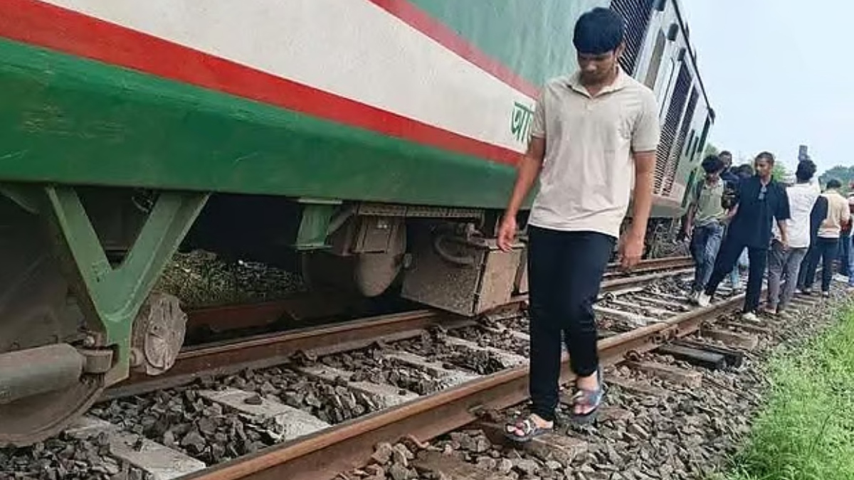 নাটোরে ট্রেন লাইনচ্যুত, উত্তরবঙ্গের সঙ্গে ঢাকার রেল যোগাযোগ বন্ধ