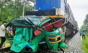 ট্রেনের ধাক্কায় অটোরিকশার ৫ যাত্রীর মৃত্যু