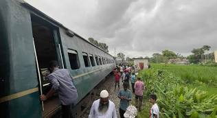 রংপুরে পদ্মরাগের ৬ বগি লাইনচ্যুত, রেল যোগাযোগ বন্ধ