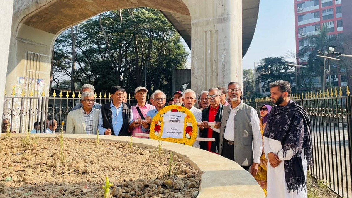 স্বৈরাচার প্রতিরোধ দিবসে শিক্ষা ও গণতন্ত্র স্তম্ভে ছাত্রনেতাদের শ্রদ্ধাঞ্জলি