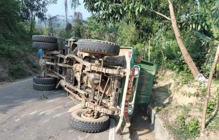 লামায় ট্রাক উল্টে শ্রমিক নিহত