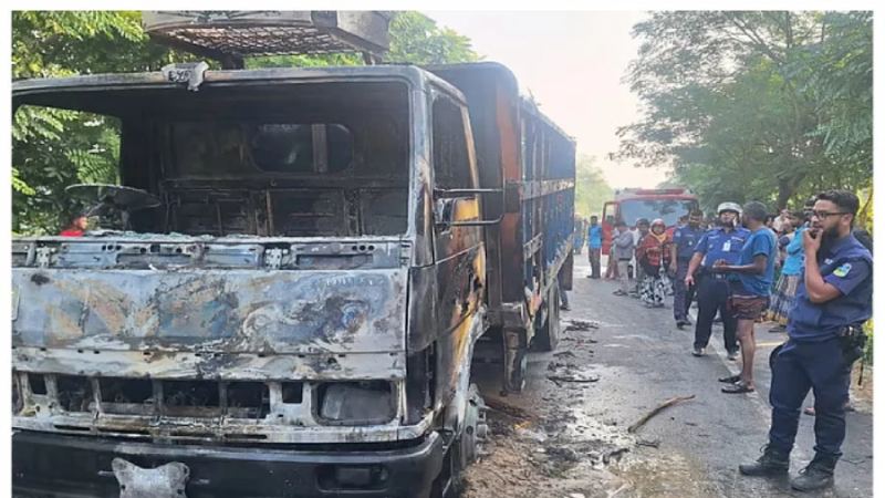 এক্সপ্রেসওয়ে অবরোধ: ট্রাকে আগুন, ককটেল বিস্ফোরণ