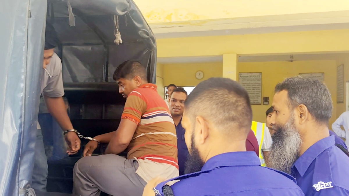 পাম্প থেকে পেট্রোল কিনে কালোবাজারে বিক্রি, আটক ২