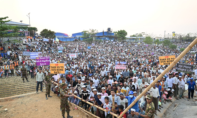 লাখো রোহিঙ্গার ইফতারে যোগ দিতে গিয়ে পদদলিত হয়ে একজনের মৃত্যু