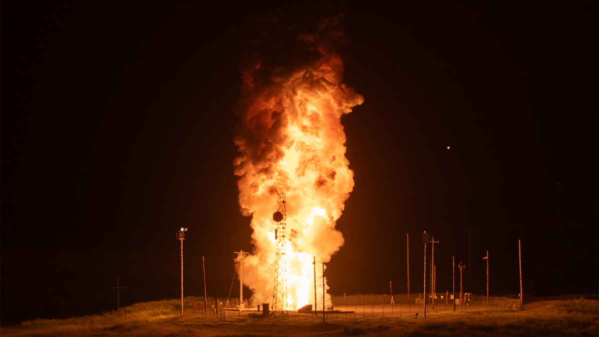ইরান যুদ্ধের মধ্যেই ‘ডুমসডে’ ক্ষেপণাস্ত্র পরীক্ষা, কী বার্তা দিচ্ছে ওয়াশিংটন?