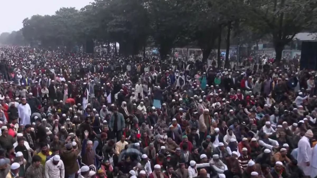 শেষ যাত্রায় ‘আপসহীন’ নেত্রী: জানাজায় অংশ নিতে মানুষের ঢল