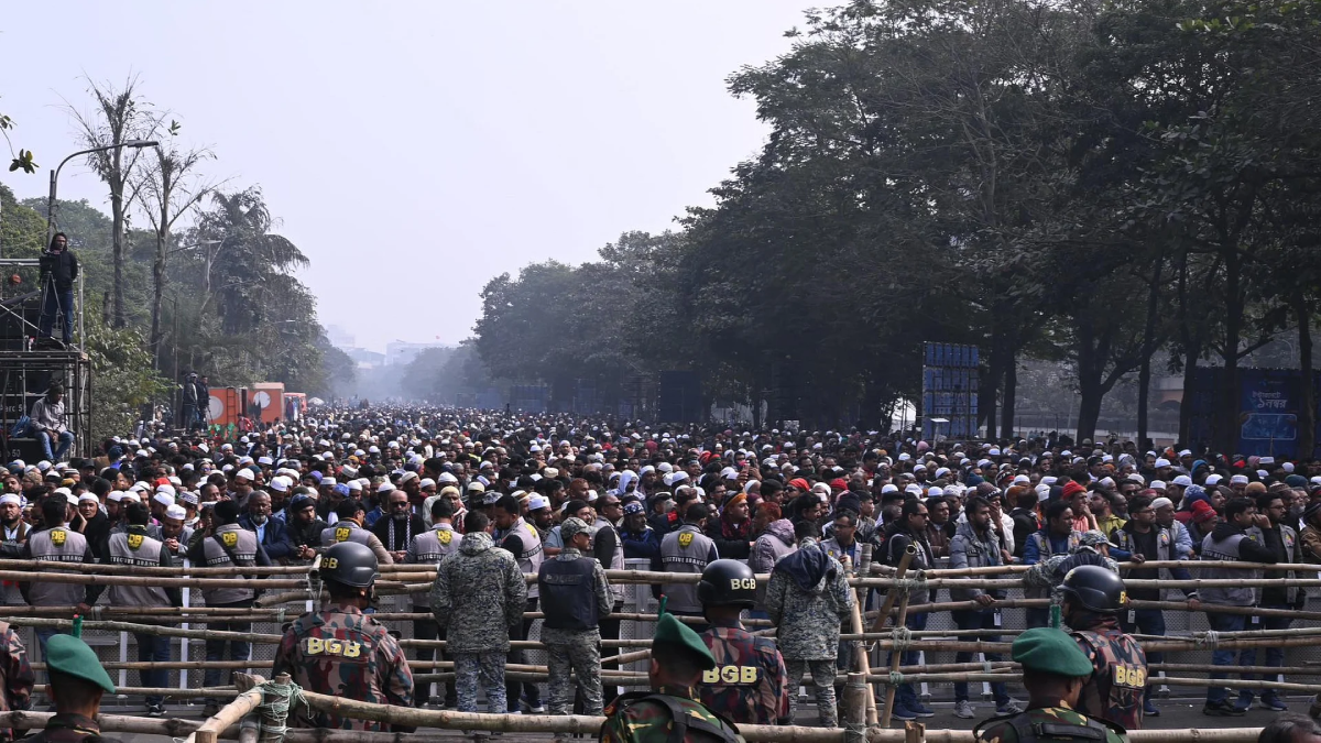 শেষ যাত্রায় ‘আপসহীন’ নেত্রী: জানাজায় অংশ নিতে মানুষের ঢল