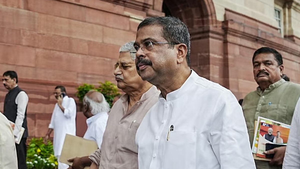 পদত্যাগের দাবির মধ্যেই স্পিকারের সঙ্গে সাক্ষাৎ ভারতের শিক্ষামন্ত্রীর