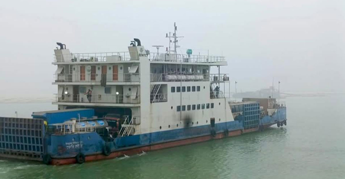 দৌলতদিয়া-পাটুরিয়া নৌপথে ফেরি চলাচল স্বাভাবিক