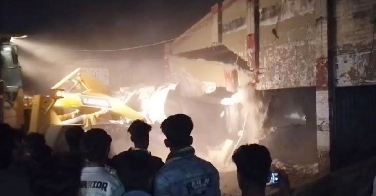 ঈশ্বরদী আওয়ামী লীগের কার্যালয় গুঁড়িয়ে দিলো ছাত্র-জনতা