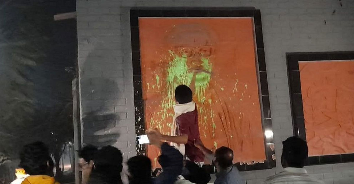 জাবিতে শেখ পরিবারের ম্যুরাল মুছে দিল শিক্ষার্থীরা