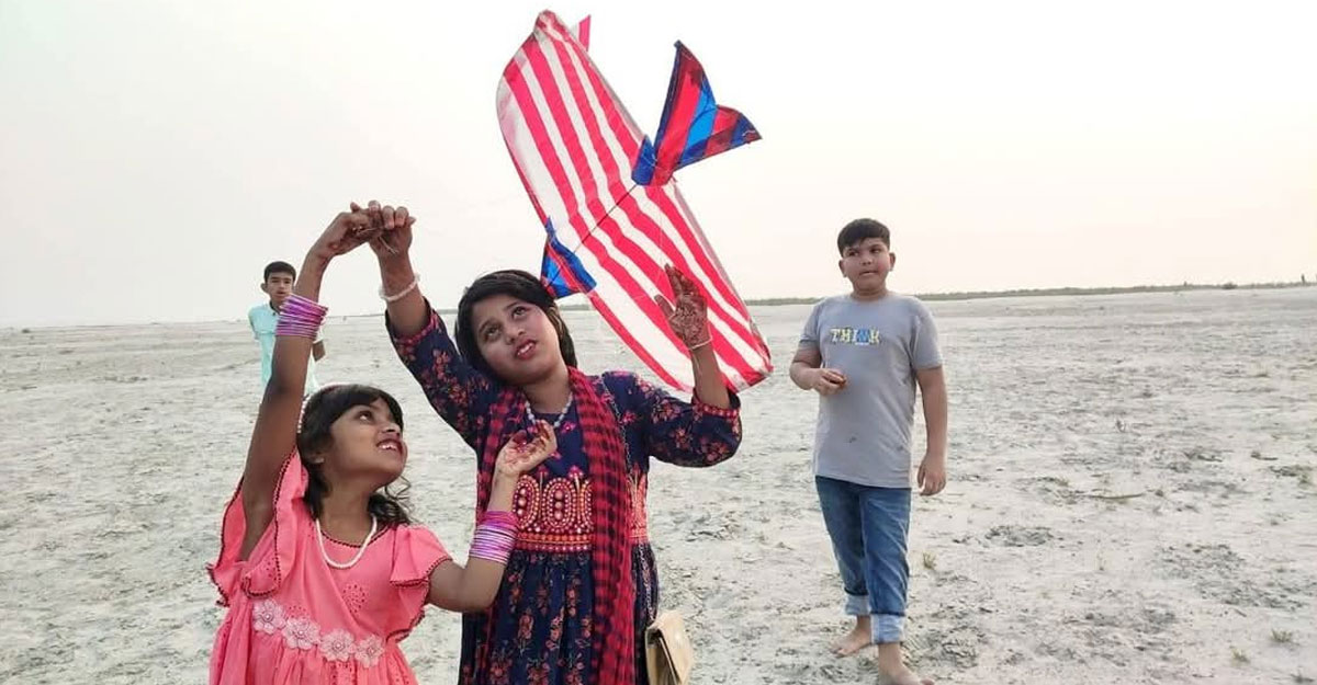 ঈদ আনন্দে যমুনার চরে গ্রাম-বাংলার ঘুড়ি উৎসব