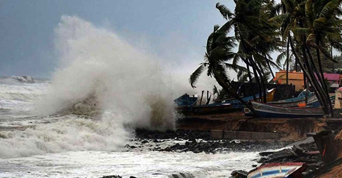 বন্দরে ৩ নম্বর সংকেত, উপকূলে জলোচ্ছ্বাসের শঙ্কা