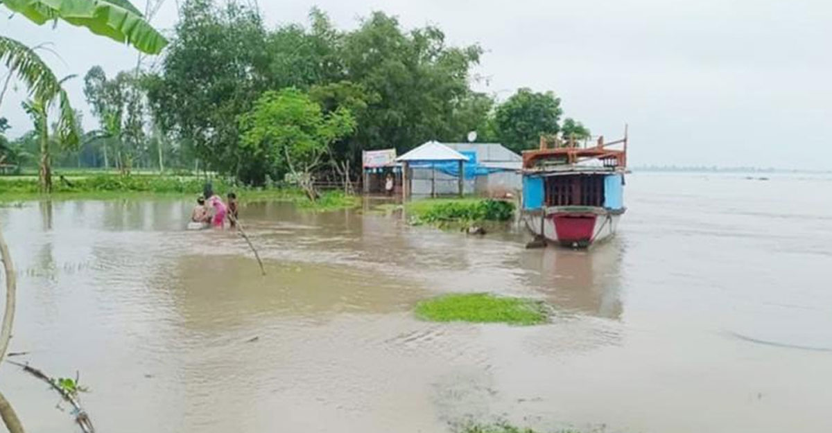 ভাঙন-আতঙ্কে নদীপাড়ের হাজারও মানুষ