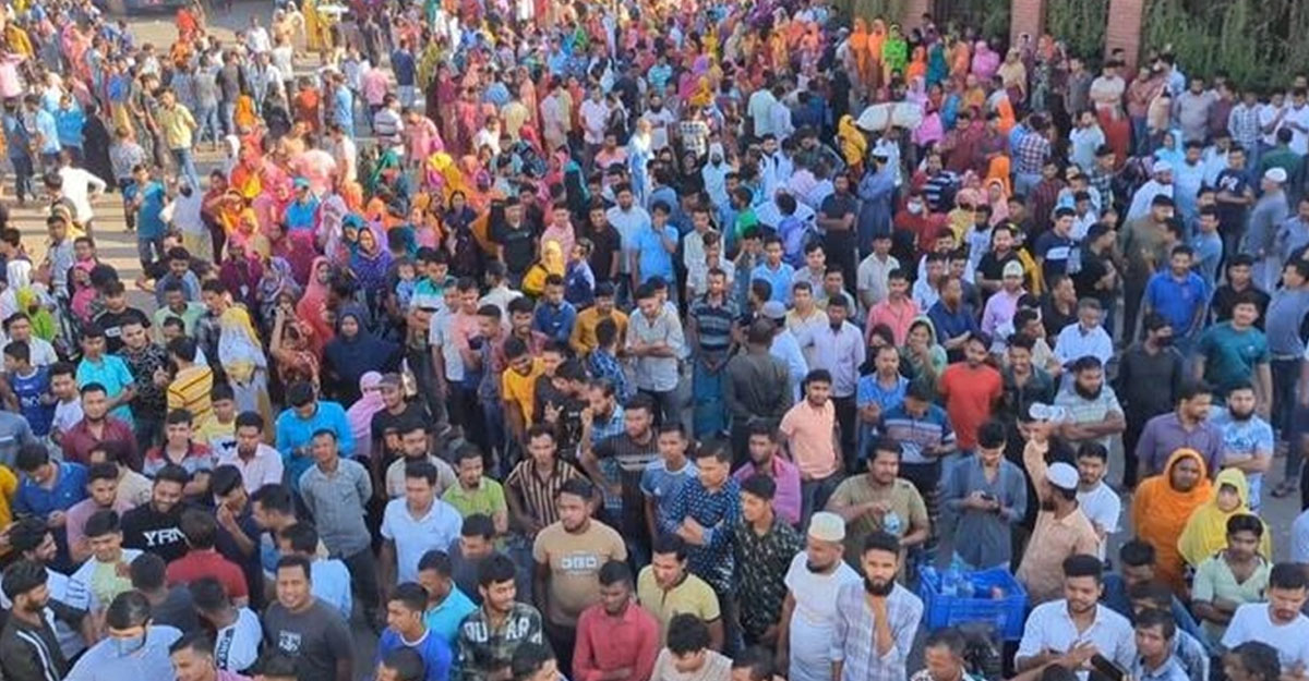 তৃতীয় দিনের মতো শ্রমিকদের অবরোধ চলছে, ভোগান্তি