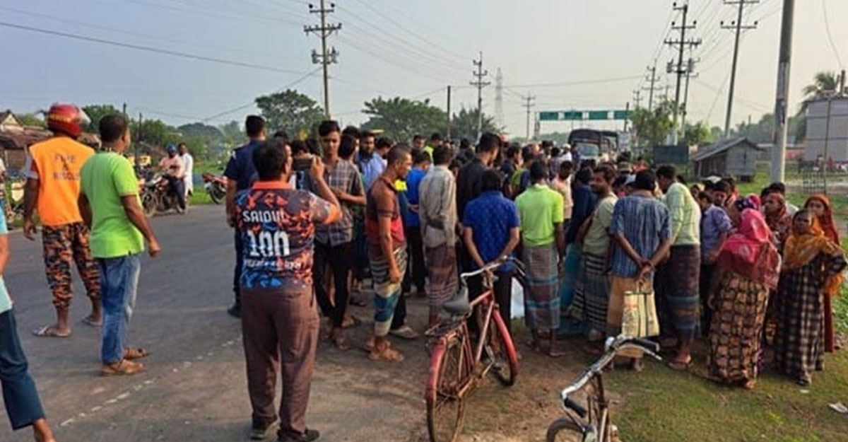 ট্রাকচাপায় ৩ মোটরসাইকেল আরোহীর প্রাণহানি