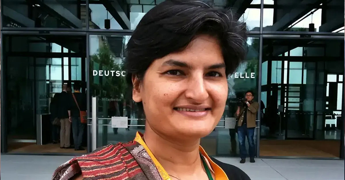 ঘেরাওয়ের পর থানায় মুন্নী সাহা, অসুস্থ থাকায় পেলেন ছাড়া