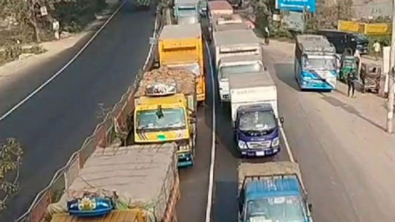 ঢাকা-চট্টগ্রাম মহাসড়কে ১৩ কিলোমিটার যানজট