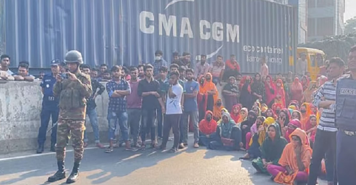 বকেয়া বেতন না দিয়ে হঠাৎ কারখানা বন্ধ, বিক্ষোভ