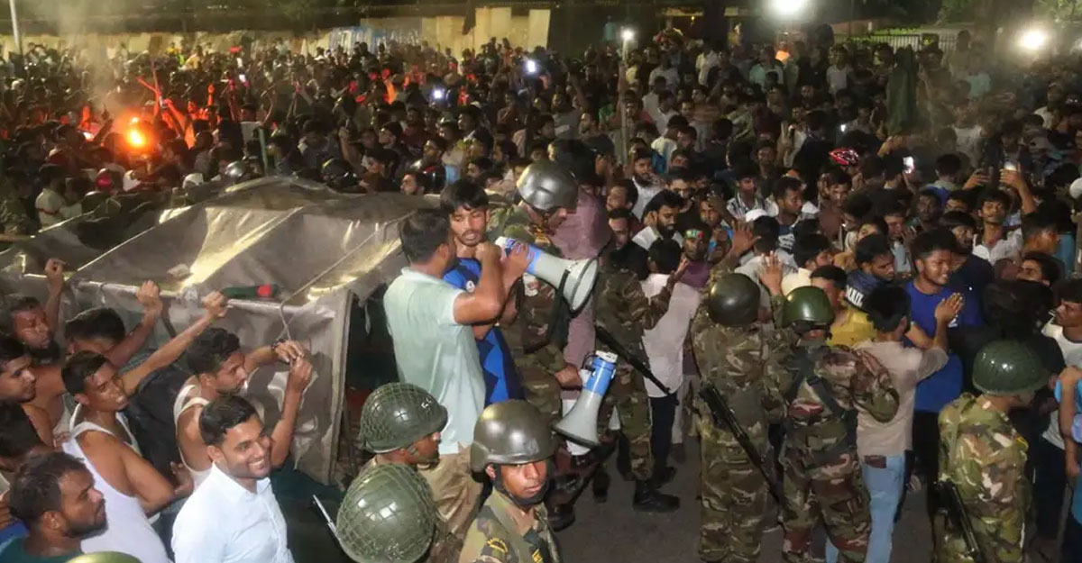 ঢাকা যেন দাবি আদায়ের আন্দোলনের শহর