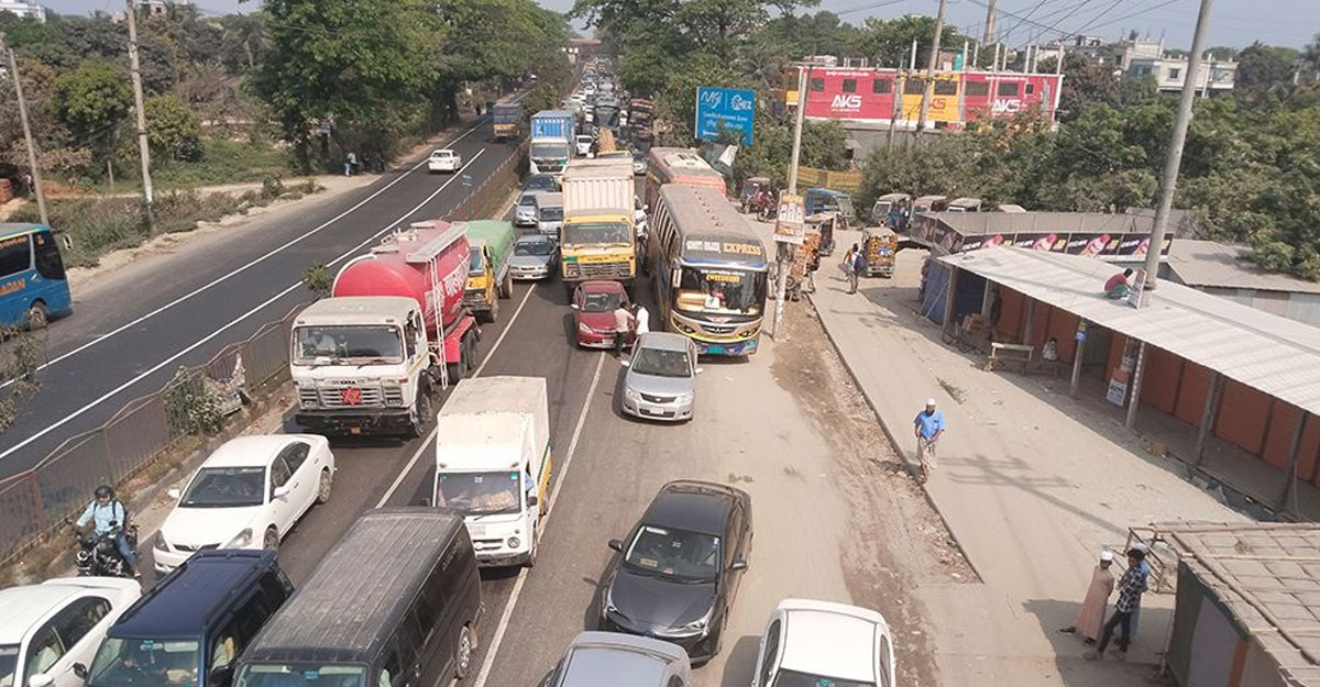 ঢাকা-চট্টগ্রাম মহাসড়কে ১৩ কিমিজুড়ে যানজট