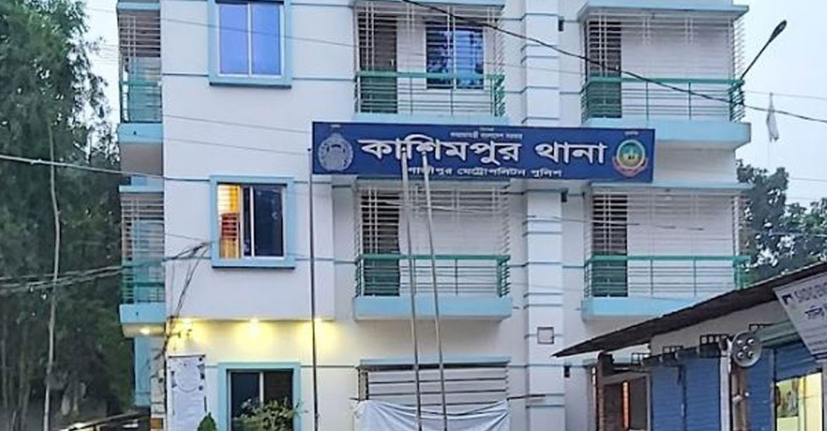 মা-মেয়ের নিথর দেহ বিছানায়, ঝুলছিল স্বামীর লাশ