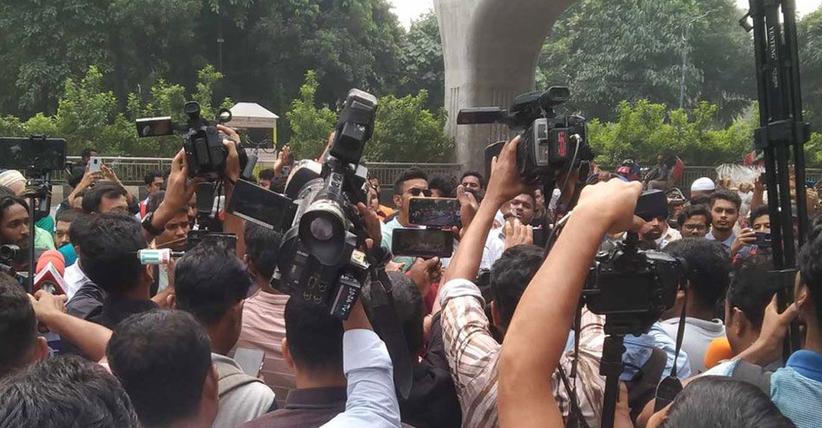 হাইকোর্ট ঘেরাও করেছেন শিক্ষার্থীরা