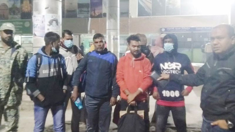 বেনাপোল দিয়ে দেশে ফিরলেন ১২ বাংলাদেশি