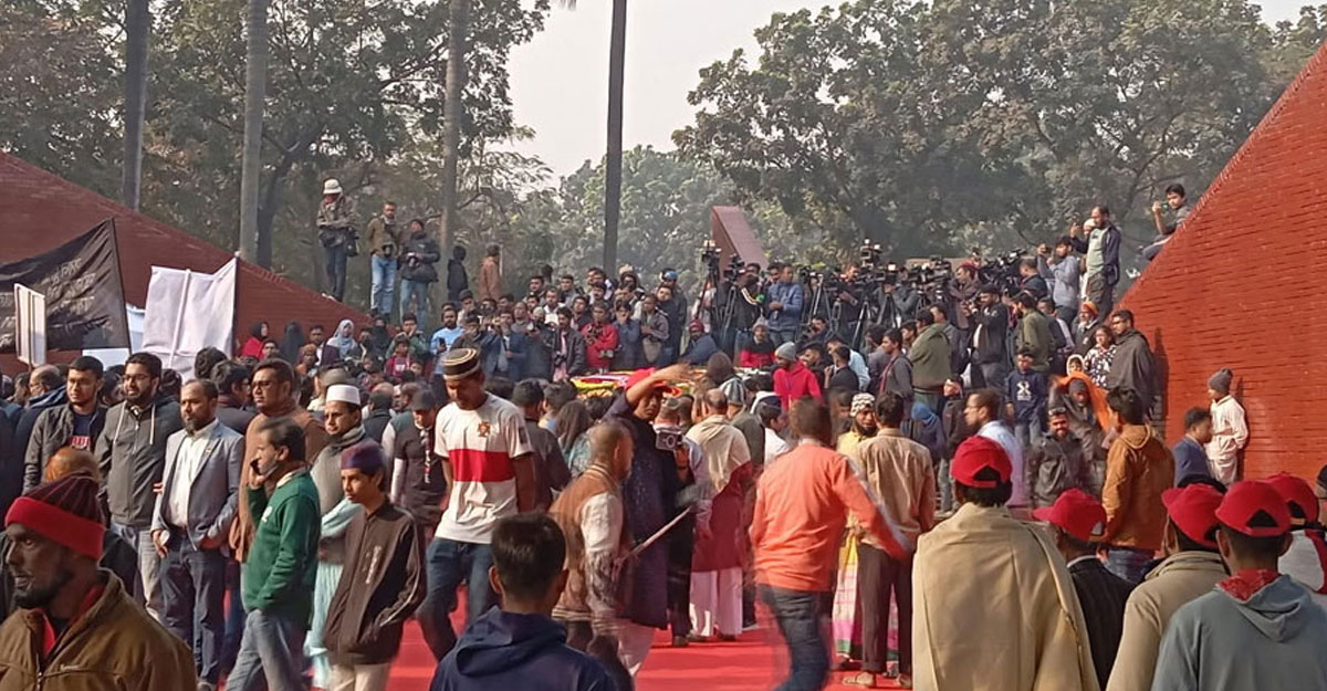 জাতির শ্রেষ্ঠ সন্তানদের শ্রদ্ধা জানাতে মানুষের ঢল