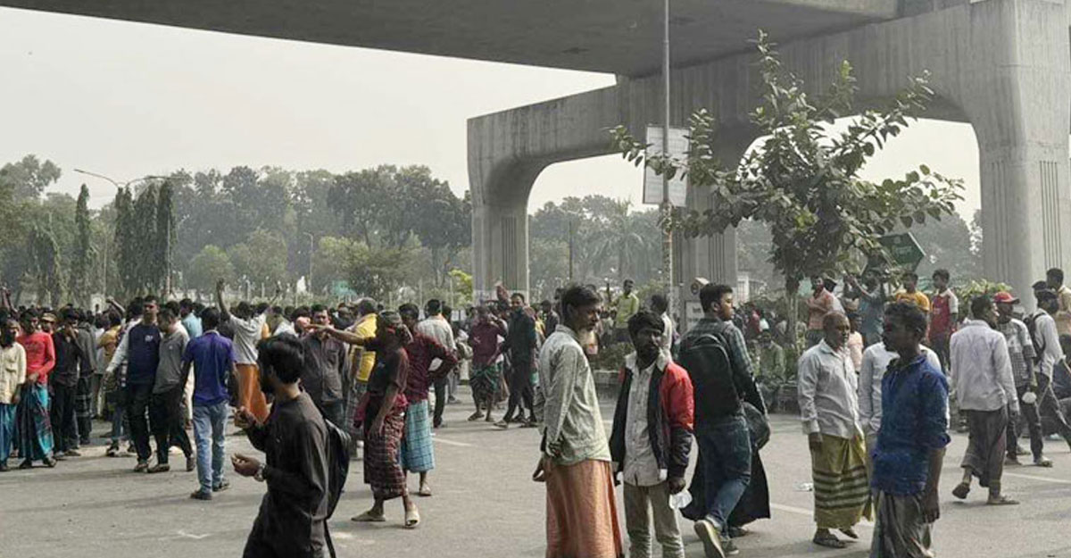 ঢাকায় আজও সড়ক অবরোধ রিকশাচালকদের