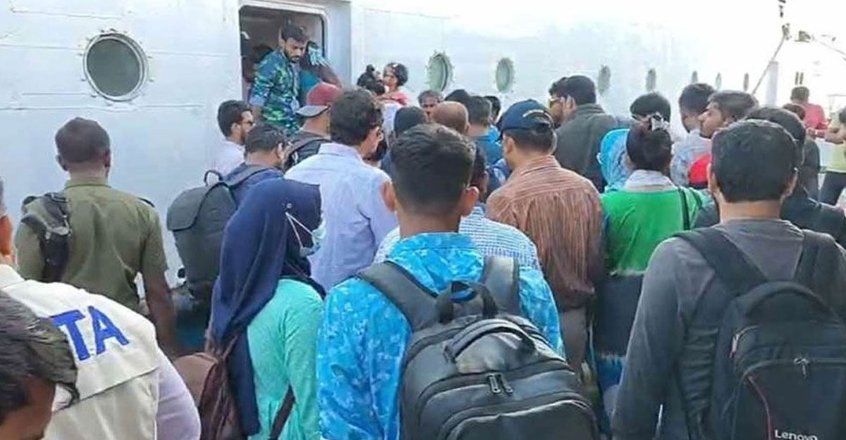 অবশেষে পর্যটক নিয়ে সেন্টমার্টিনে জাহাজ চলাচল শুরু