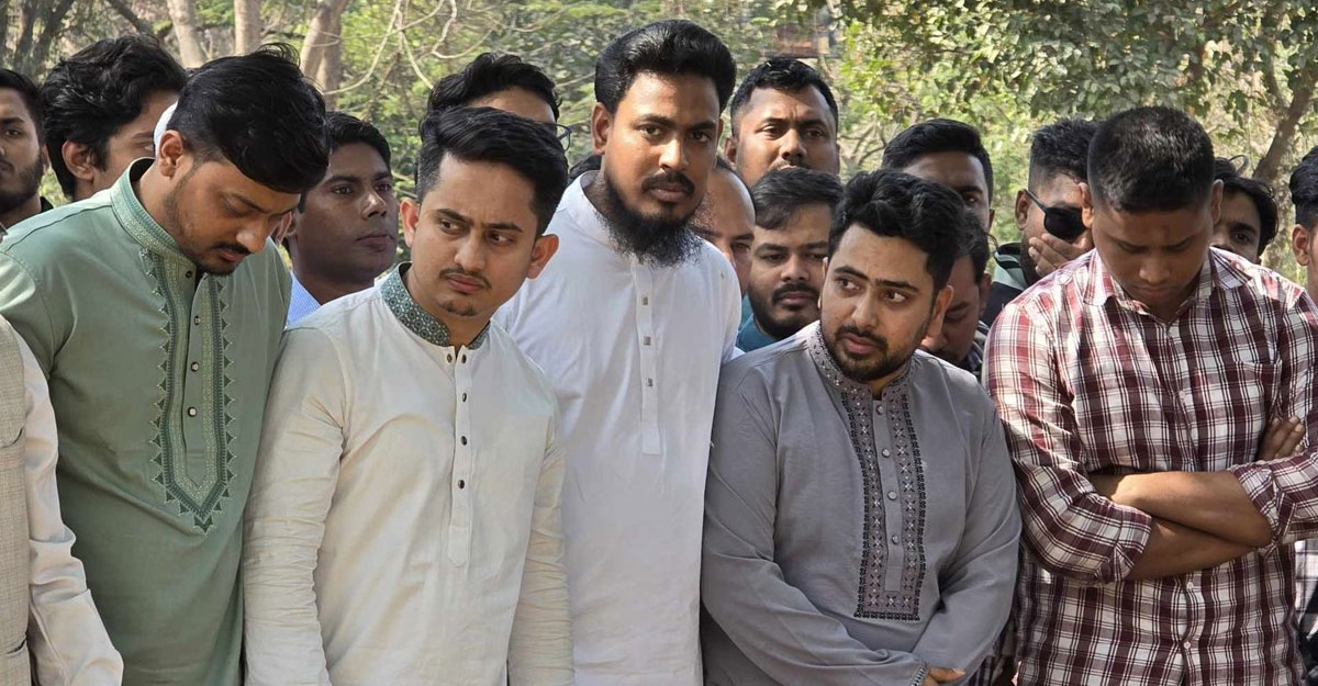 বধ্যভূমিতে চব্বিশের শহীদদের কবর জিয়ারতে এনসিপির নেতারা