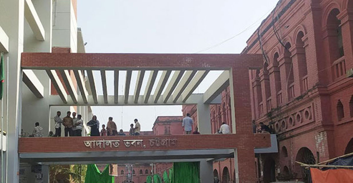 চট্টগ্রামে আদালত চত্বরে বিক্ষোভকারীরা