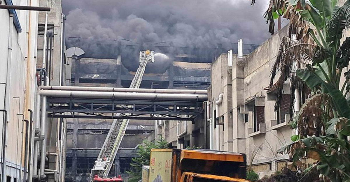 আগুন নিয়ন্ত্রণের ১৬ ঘণ্টা পরও শুরু হয়নি উদ্ধারকাজ