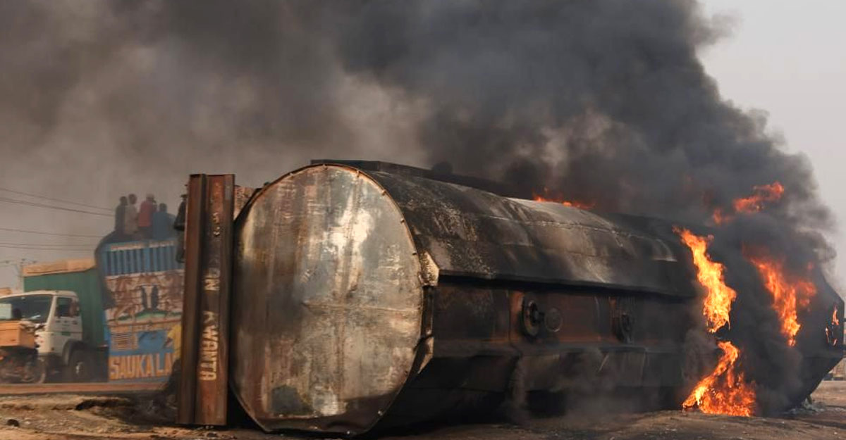 নাইজেরিয়ায় তেল সংগ্রহের সময় ট্যাঙ্কার বিস্ফোরণে নিহত ৭৭