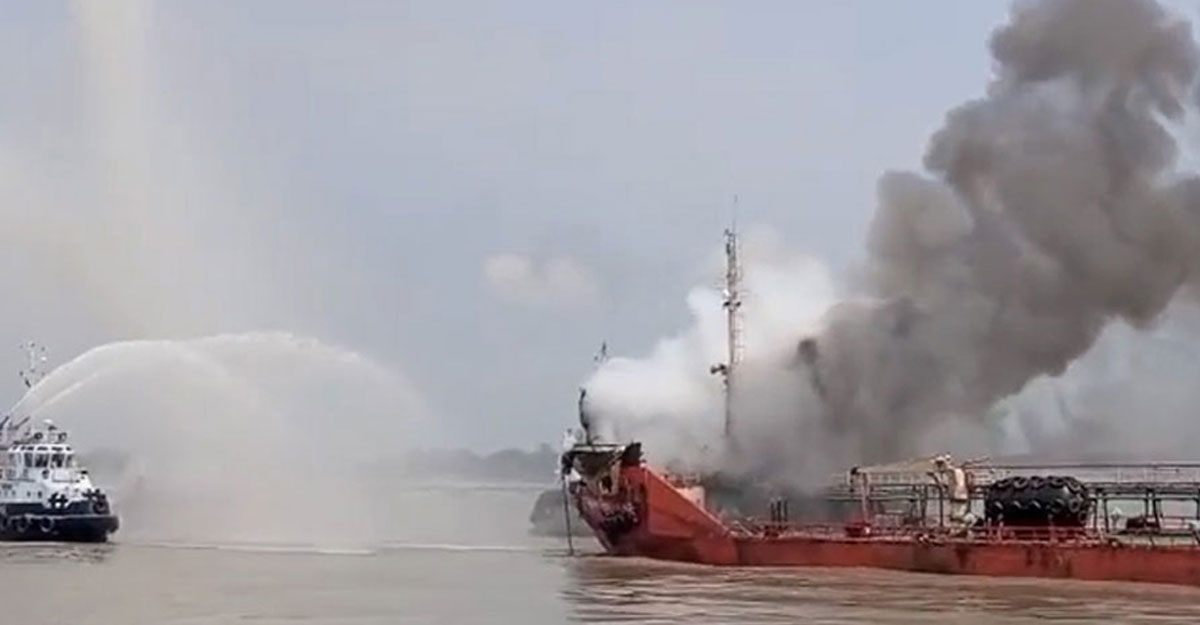 পতেঙ্গায় তেলবাহী জাহাজে বিস্ফোরণ