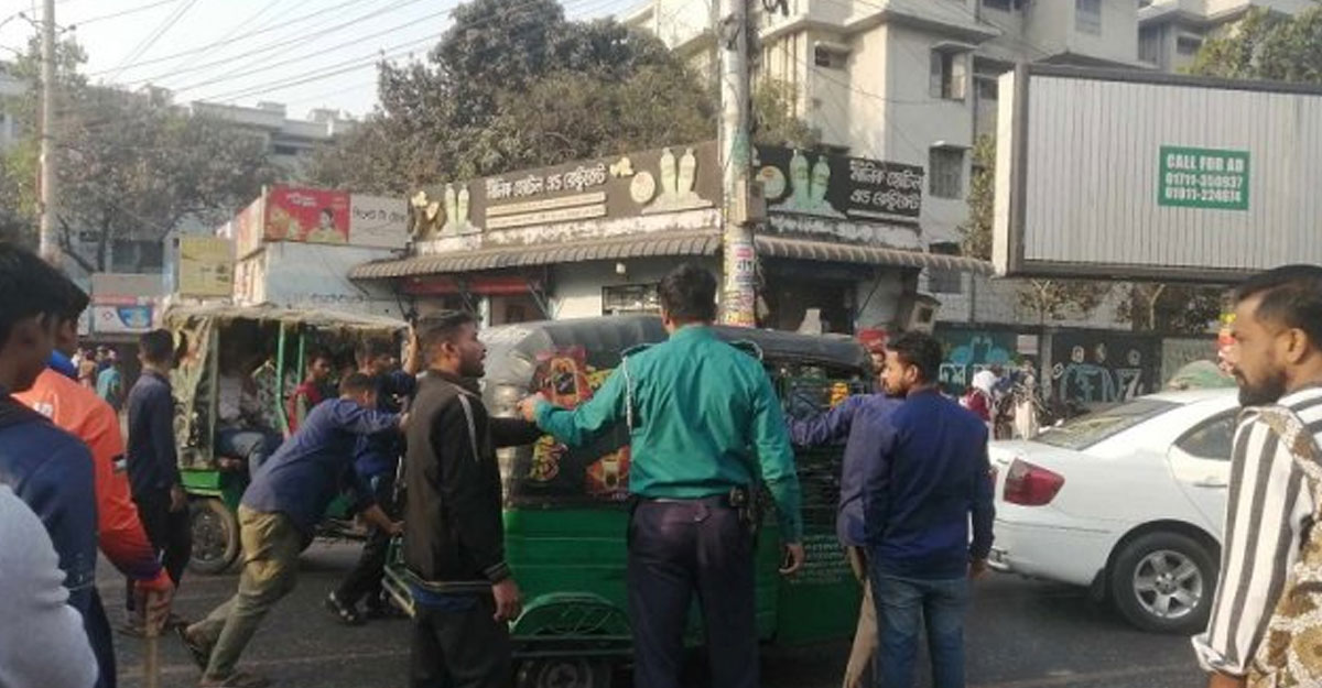 চালকদের অবরোধের মুখে পিছু হটল বিআরটিএ