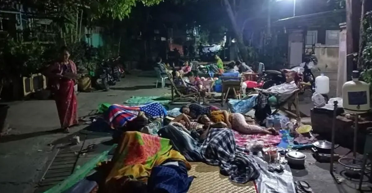 মিয়ানমারে খোলা আকাশের নিচে বহু মানুষ