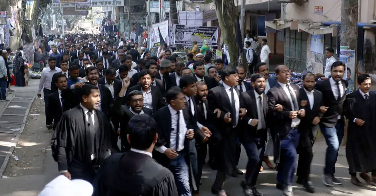 ৩ ‘কৌশলে’ চিন্ময়ের আইনজীবীদের দাঁড়াতে না দেয়ার অভিযোগ