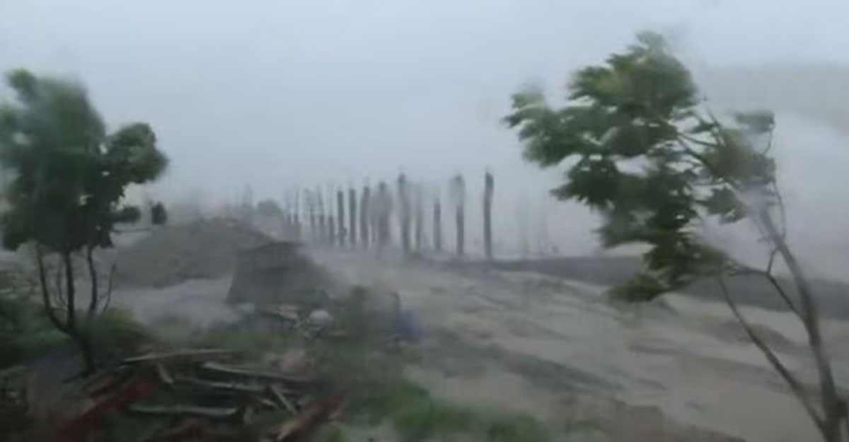 উপকূল পার হচ্ছে ‘দানা’, যে প্রভাব পড়েছে বাংলাদেশে