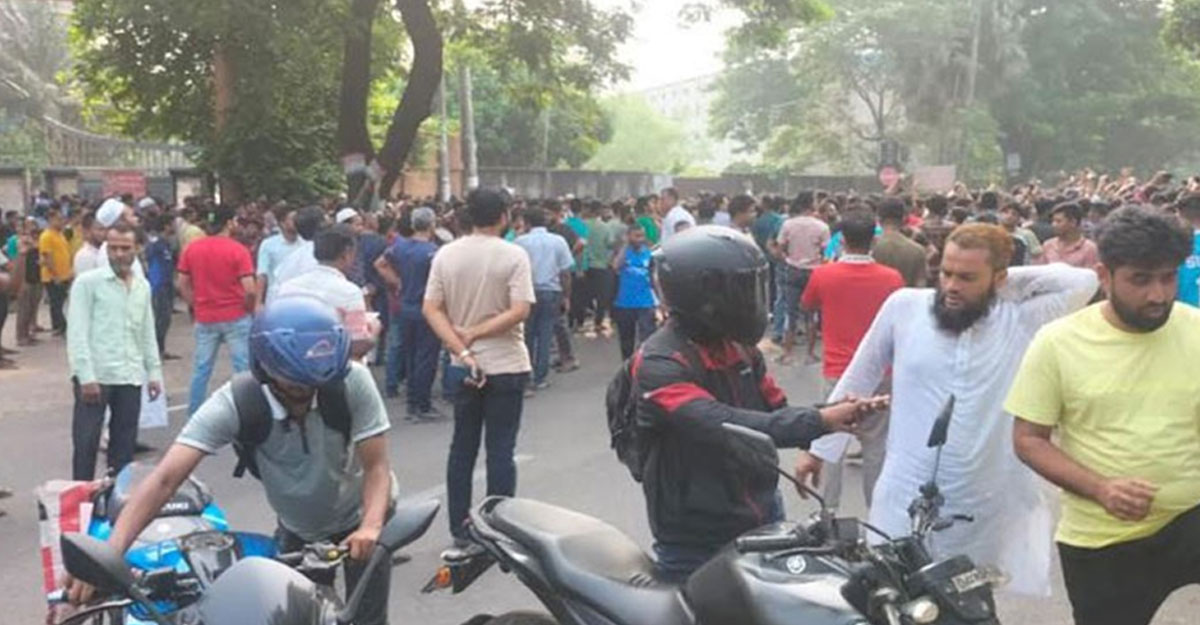 ঢাকা-চট্টগ্রাম মহাসড়ক অবরোধ করে শ্রমিকদের বিক্ষোভ