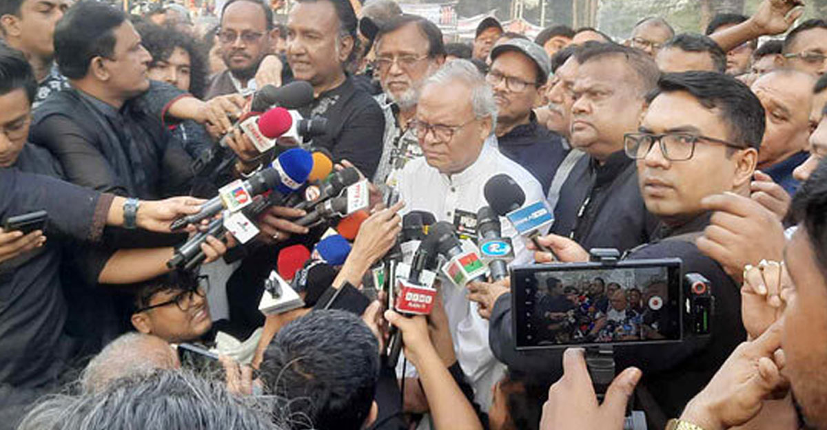 জনগণের পক্ষের রাজনীতিবিদরা পালায় না, দৃষ্টান্ত খালেদা জিয়া: রিজভী