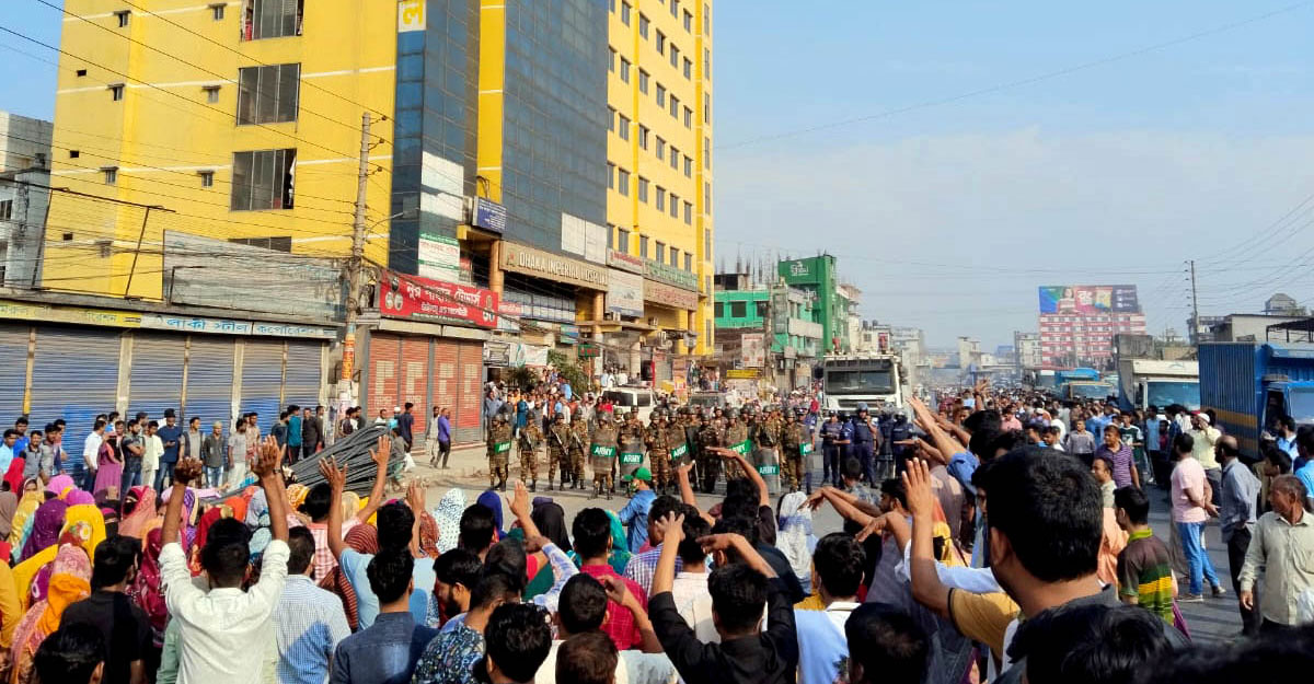 বেতন-বোনাস দাবিতে টঙ্গীতে মহাসড়ক অবরোধ