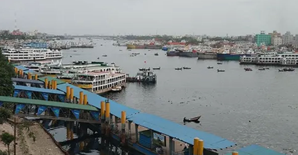 স্বাভাবিক হতে শুরু করেছে আবহাওয়া, লঞ্চ চলাচল শুরু